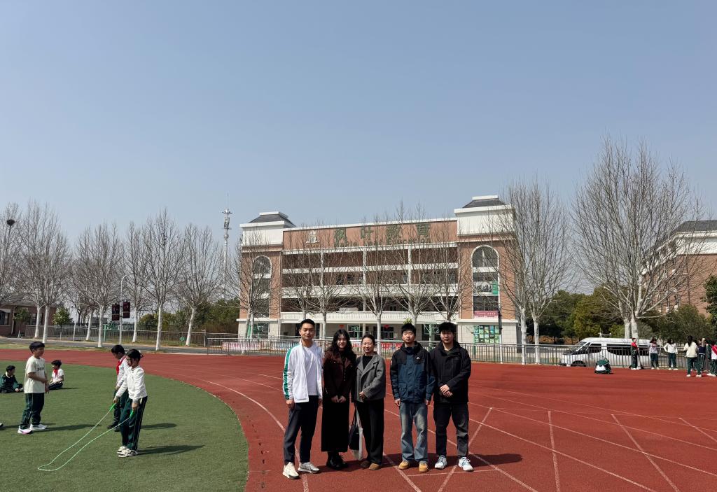 小教教师走访枫叶国际公司看望实习生